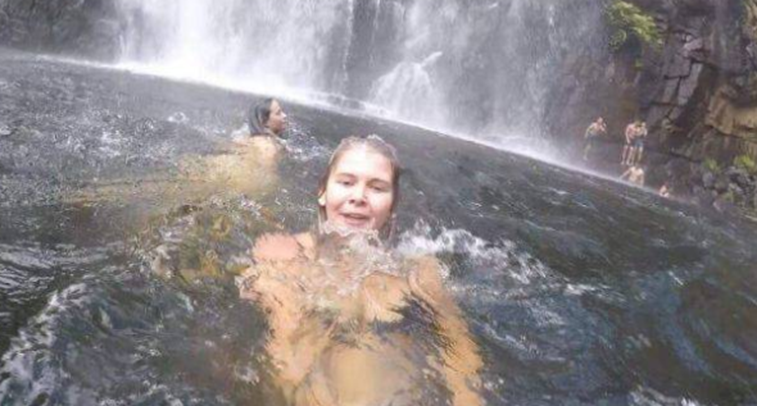 Mulher fotografa momento em que homem morre afogado