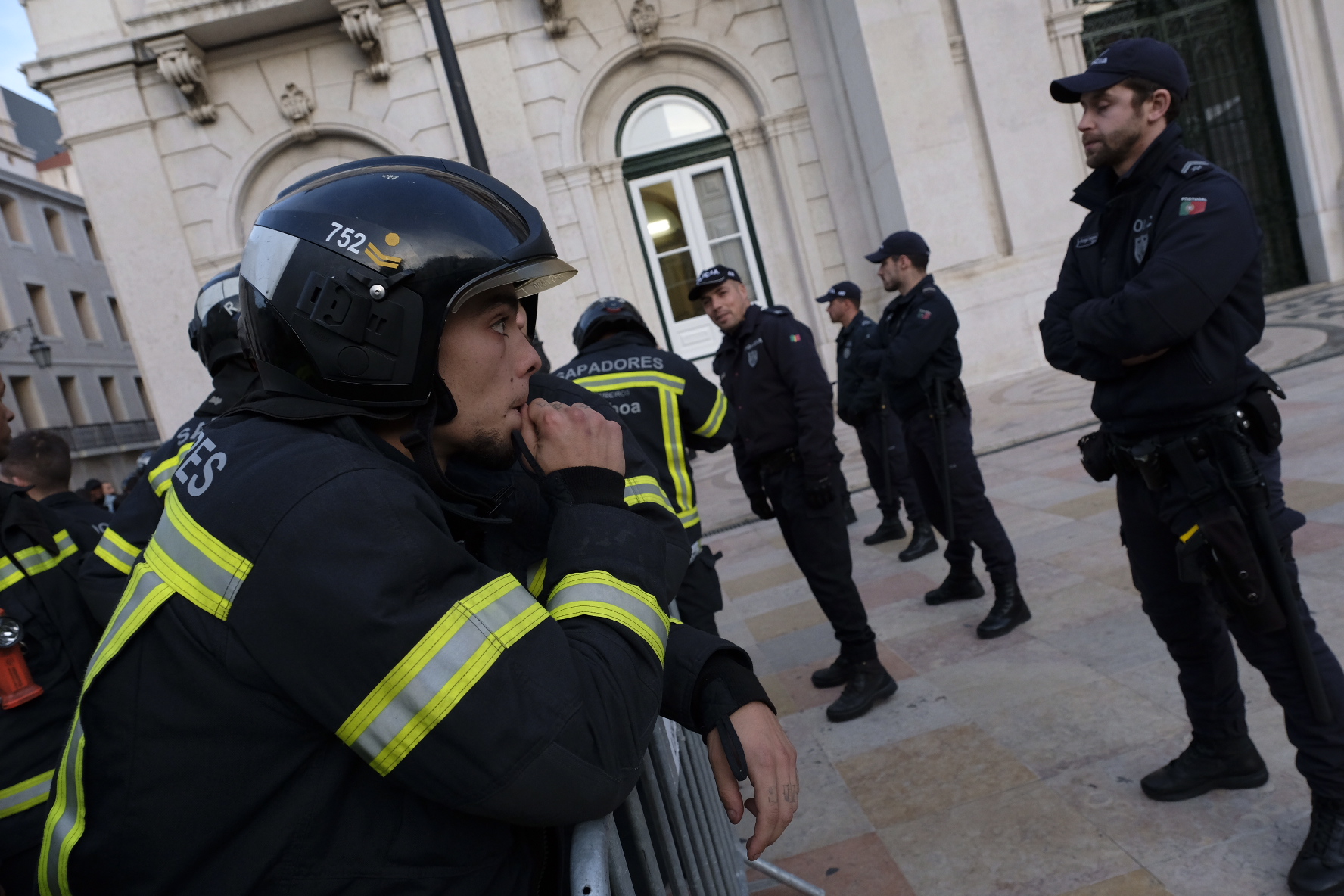 Protesto. Bombeiros quebram barreira de segurança | FOTOGALERIA