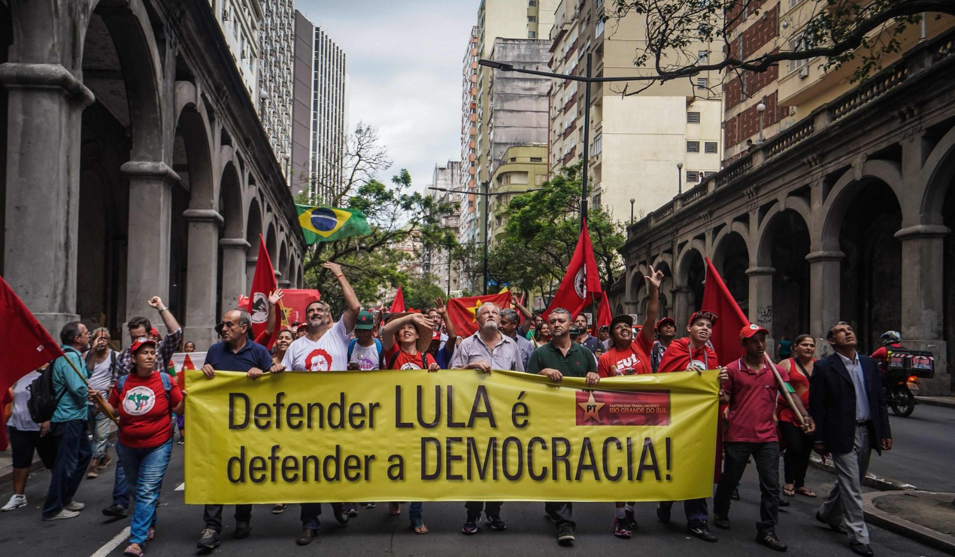 Brasil. Hoje começa-se a saber se Lula vai às urnas ou para trás das grades
