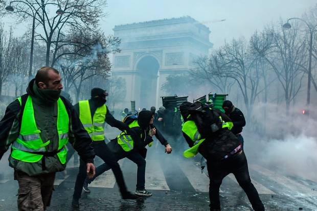 França. Macron recua mas isso poderá não travar os protestos