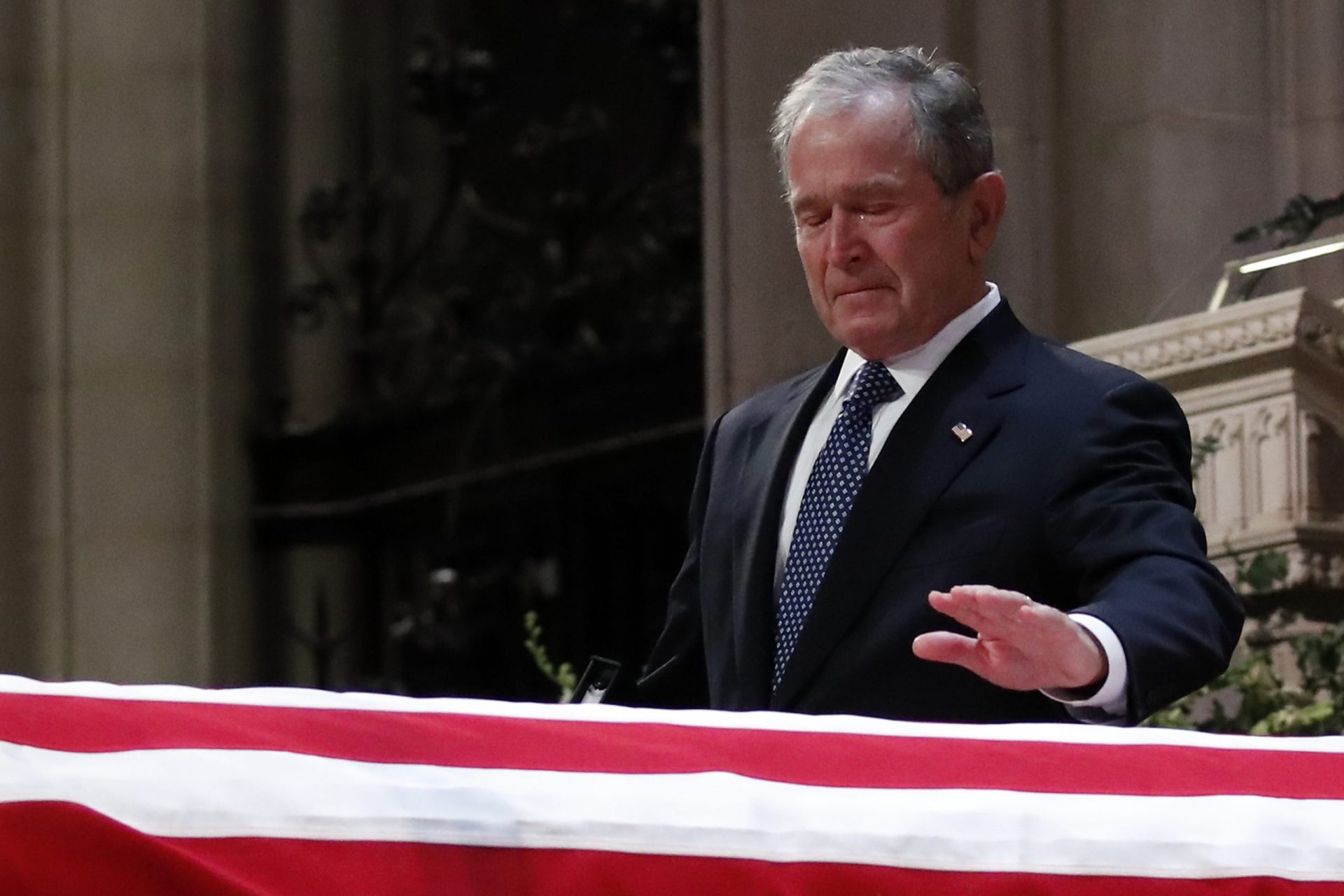 De pai para filho, o emotivo adeus de George Bush | VÍDEO