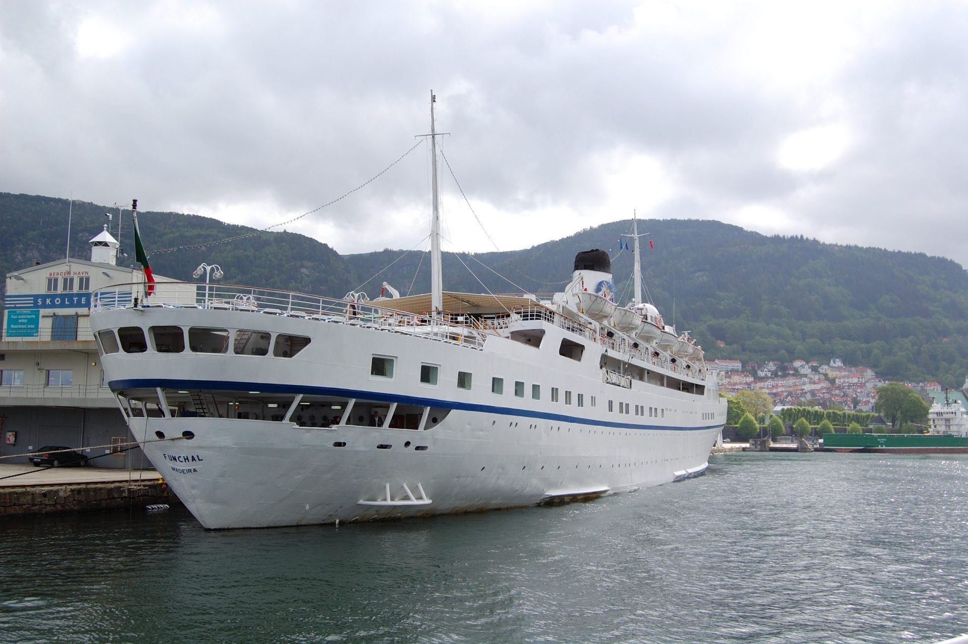Navio Funchal vendido em hasta pública a grupo hoteleiro britânico
