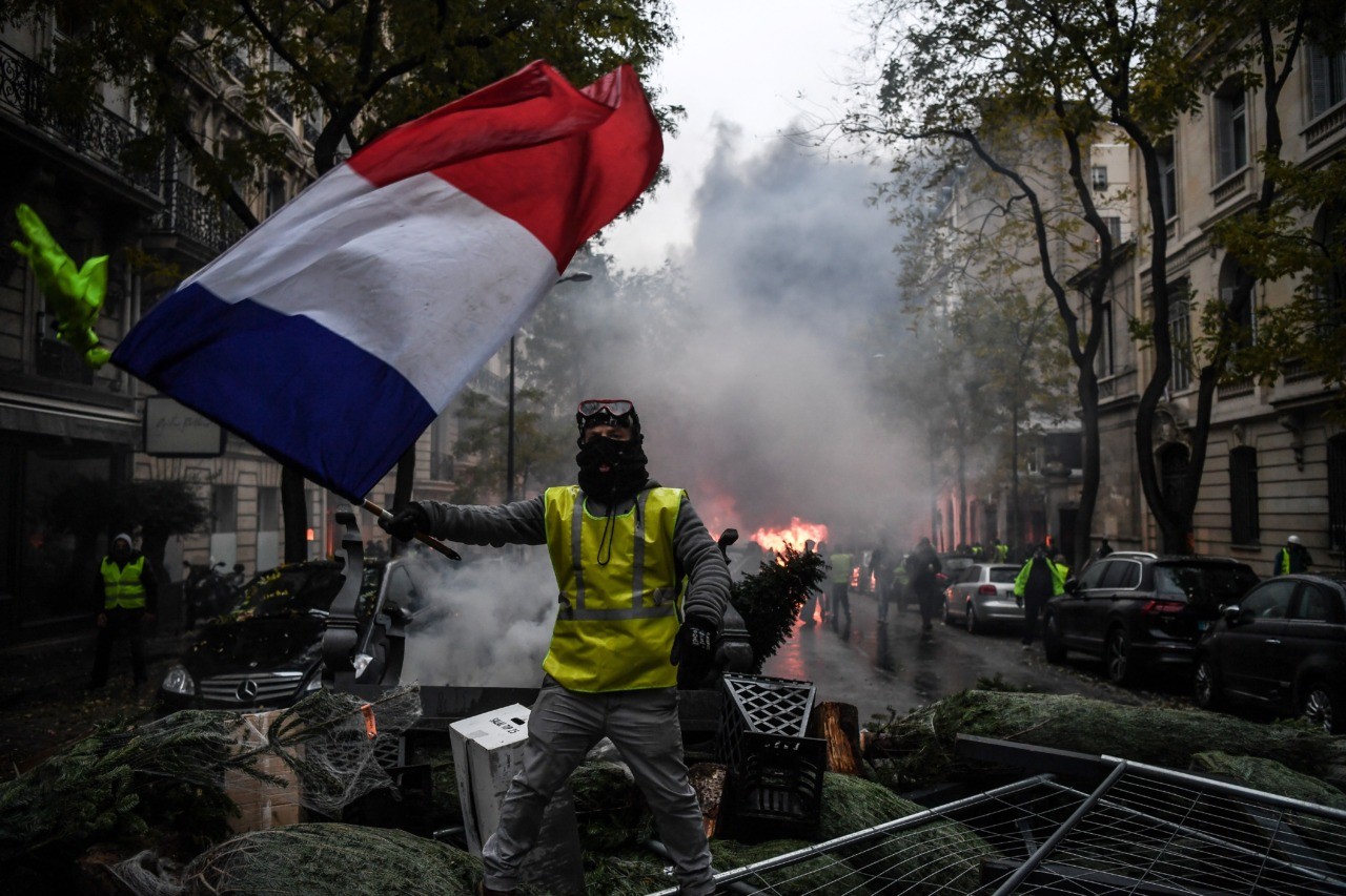 França. Coletes amarelos ganham cada vez mais apoios nas ruas
