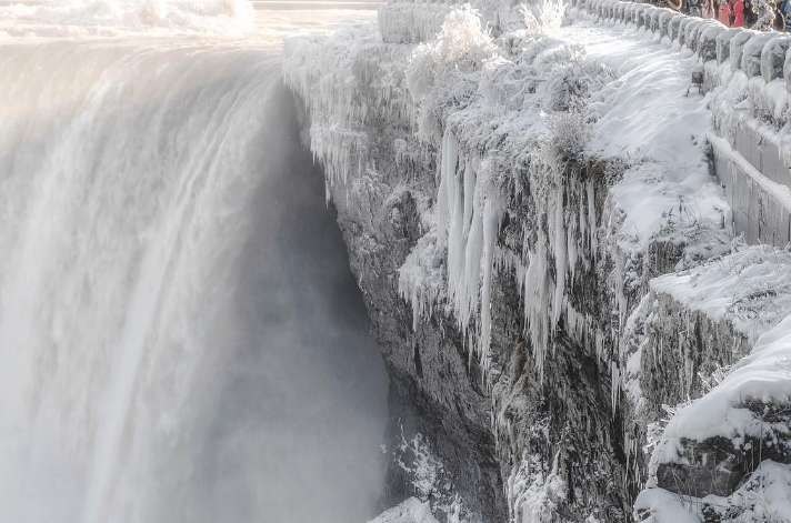 Baixas temperaturas congelam Cataratas do Niágara |FOTOS