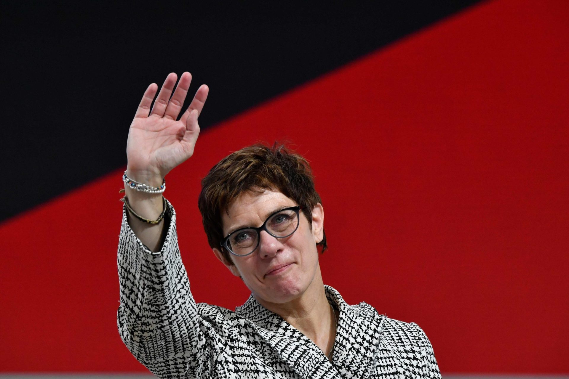 Annegret Kramp-Karrenbauer substitui Merkel na liderança dos democratas-cristãos