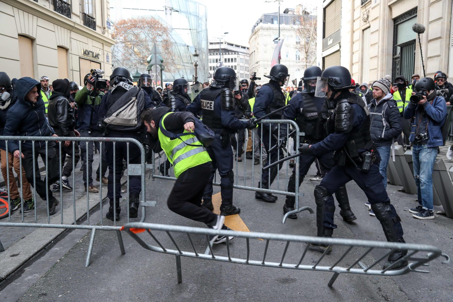 Mais de 270 detidos em Paris ainda antes da manifestação dos coletes amarelos