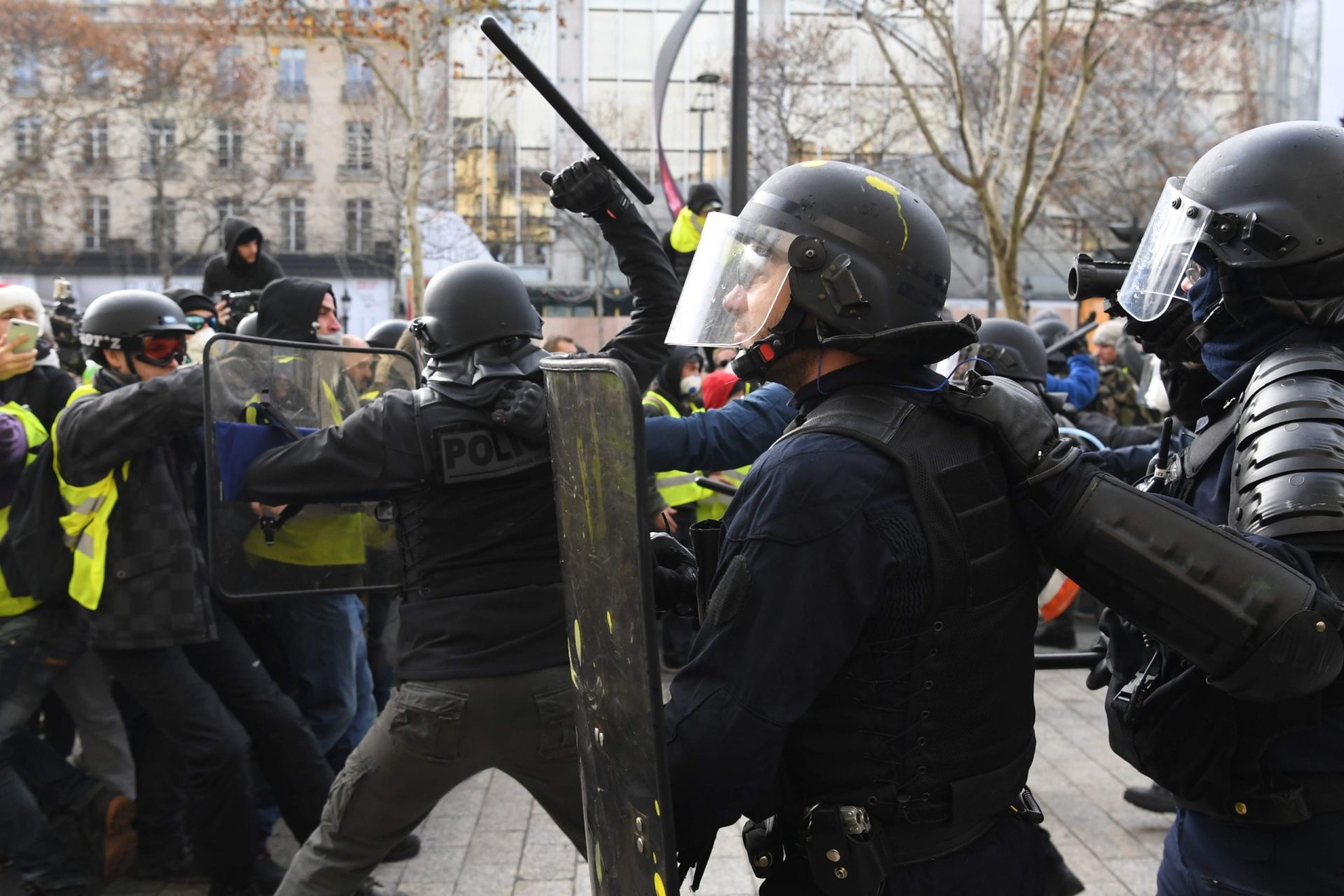 Polícia e coletes amarelos em confrontos no centro de Paris