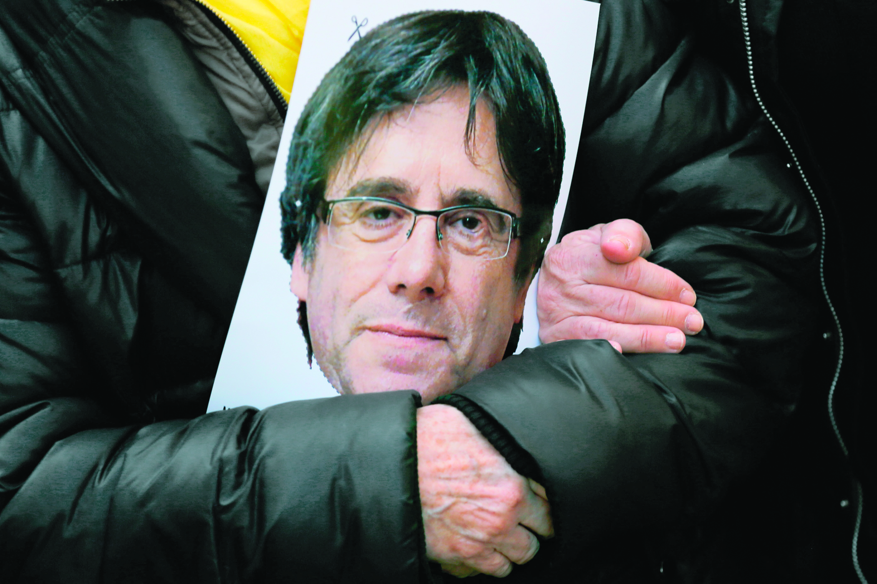 Catalunha. Polícia procura Puigdemont na mala do táxi do líder do Podemos