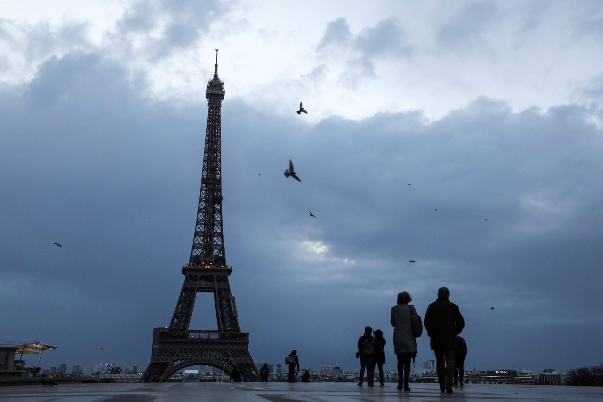 Torre Eiffel encerrada devido à tempestade Eleanor