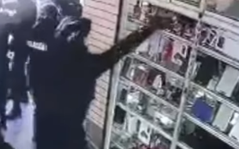 Video mostra polícias a roubar telemóveis durante operação |VÍDEO