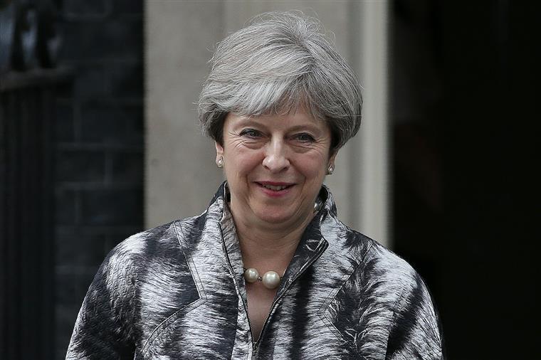 Reino Unido. May vai anunciar novas mexidas no governo britânico