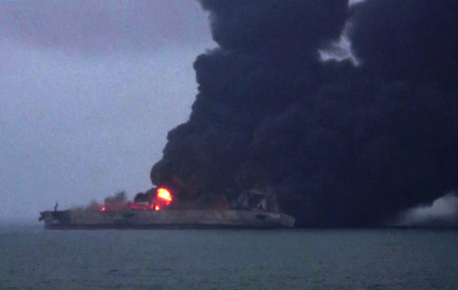Petroleiro que se incendiou na China em risco de explodir