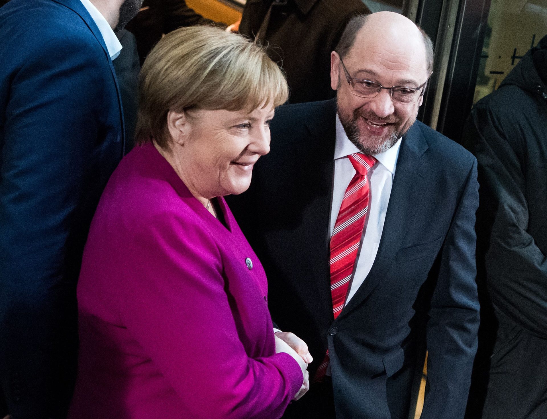 Merkel e Schulz principiam conversas para resgatar a Alemanha
