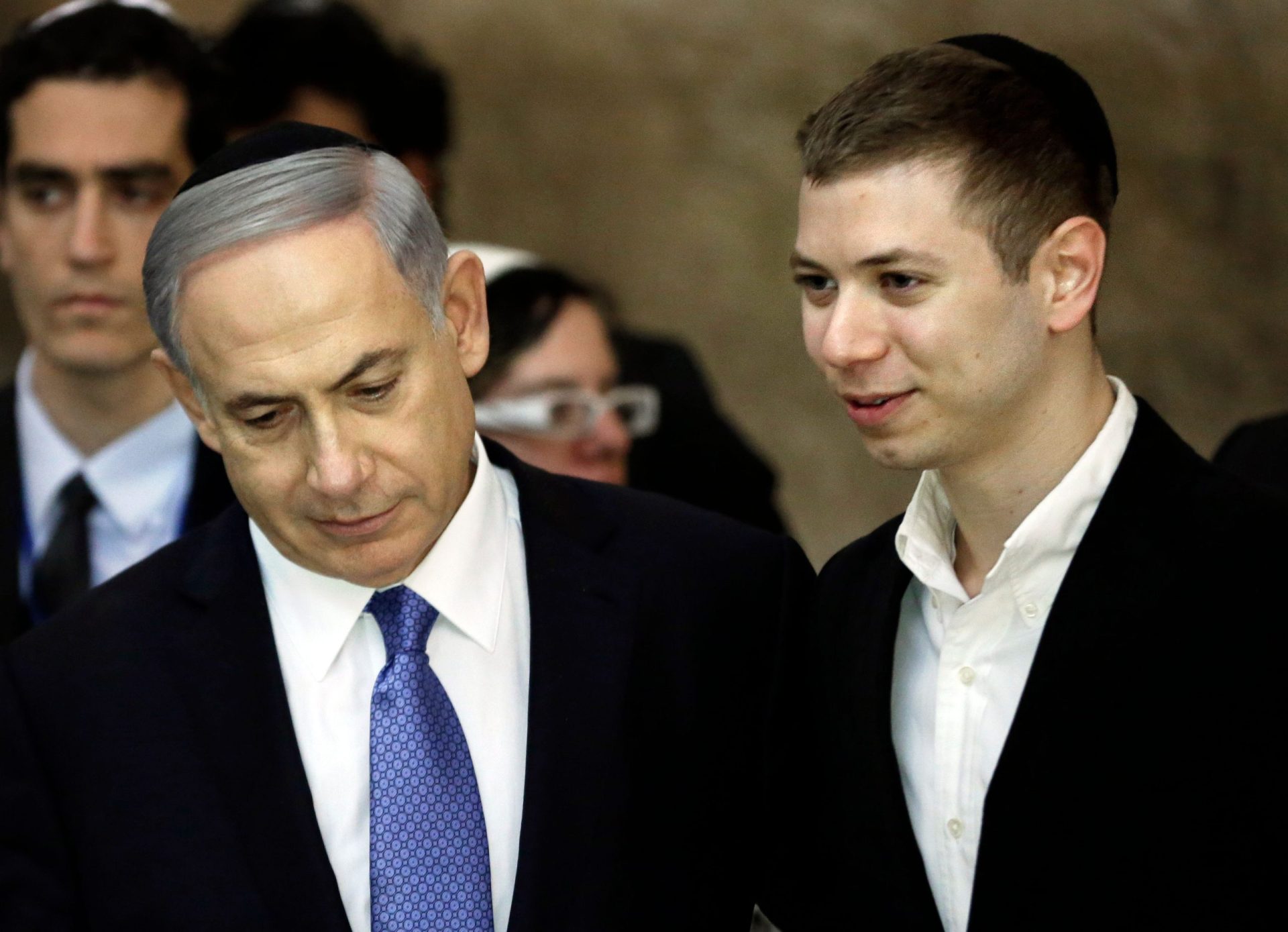 Filho de Netanyahu embaraça pai à porta de clube de striptease