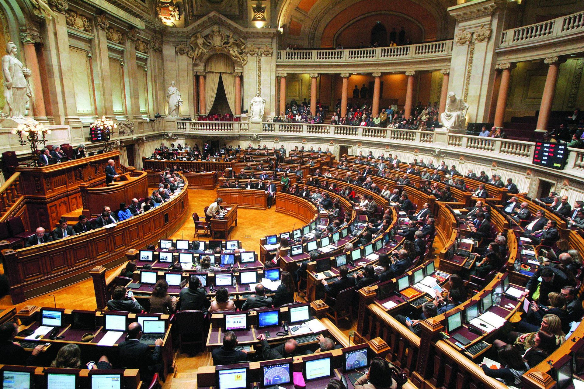 Parlamento. Deputados debatem petição que trata Soares como “fulano”