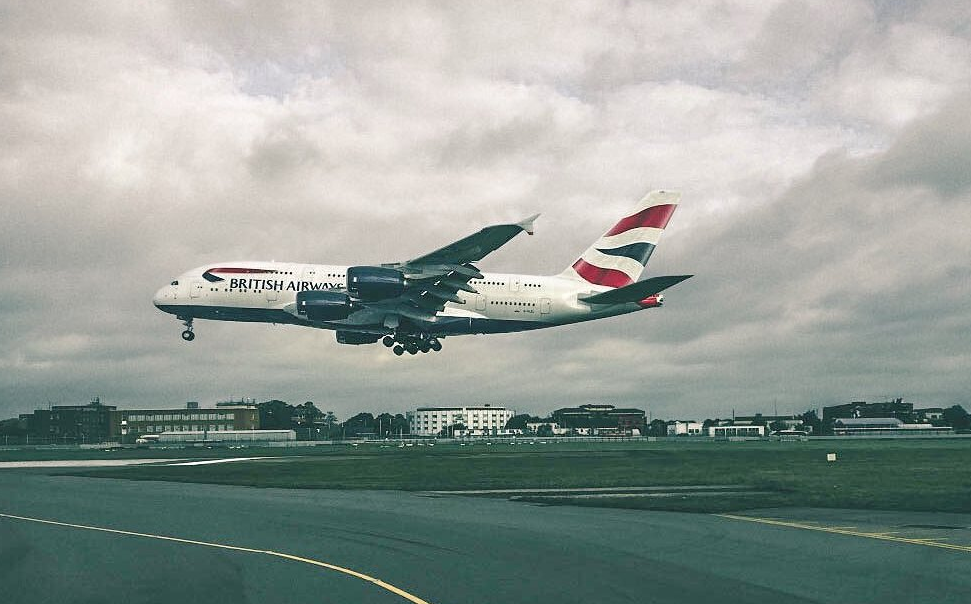Londres. Acidente no aeroporto de Heathrow leva à evacuação de aviões