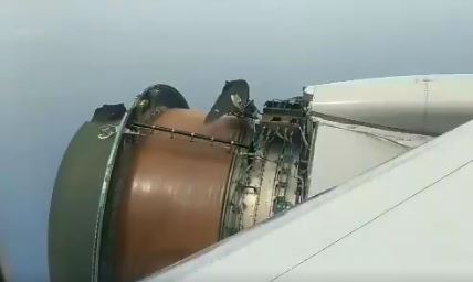Motor de avião desfaz-se em pleno voo | VÍDEO