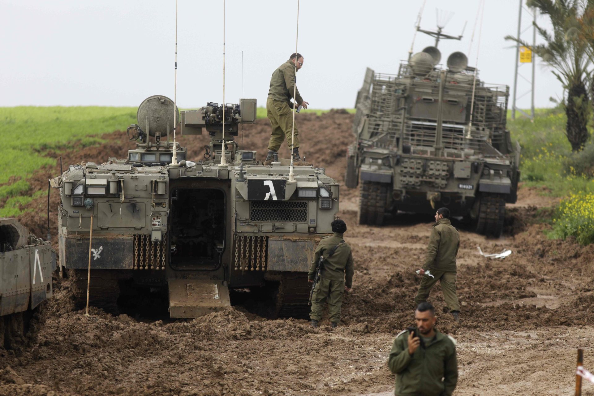 Tanques e aviões israelitas atacam a Faixa de Gaza
