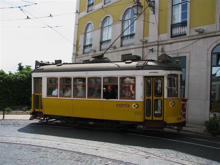 Atropelamento com elétrico provoca um ferido grave em Lisboa