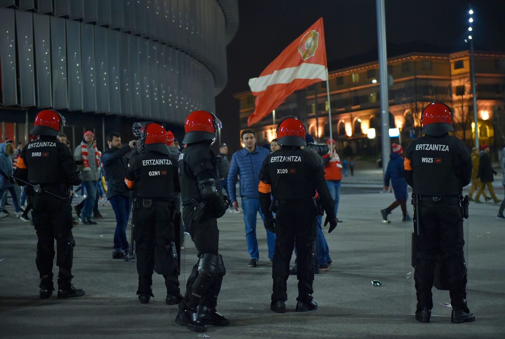 Polícia morre em confrontos entre adeptos do Athletic Bilbau e Spartak