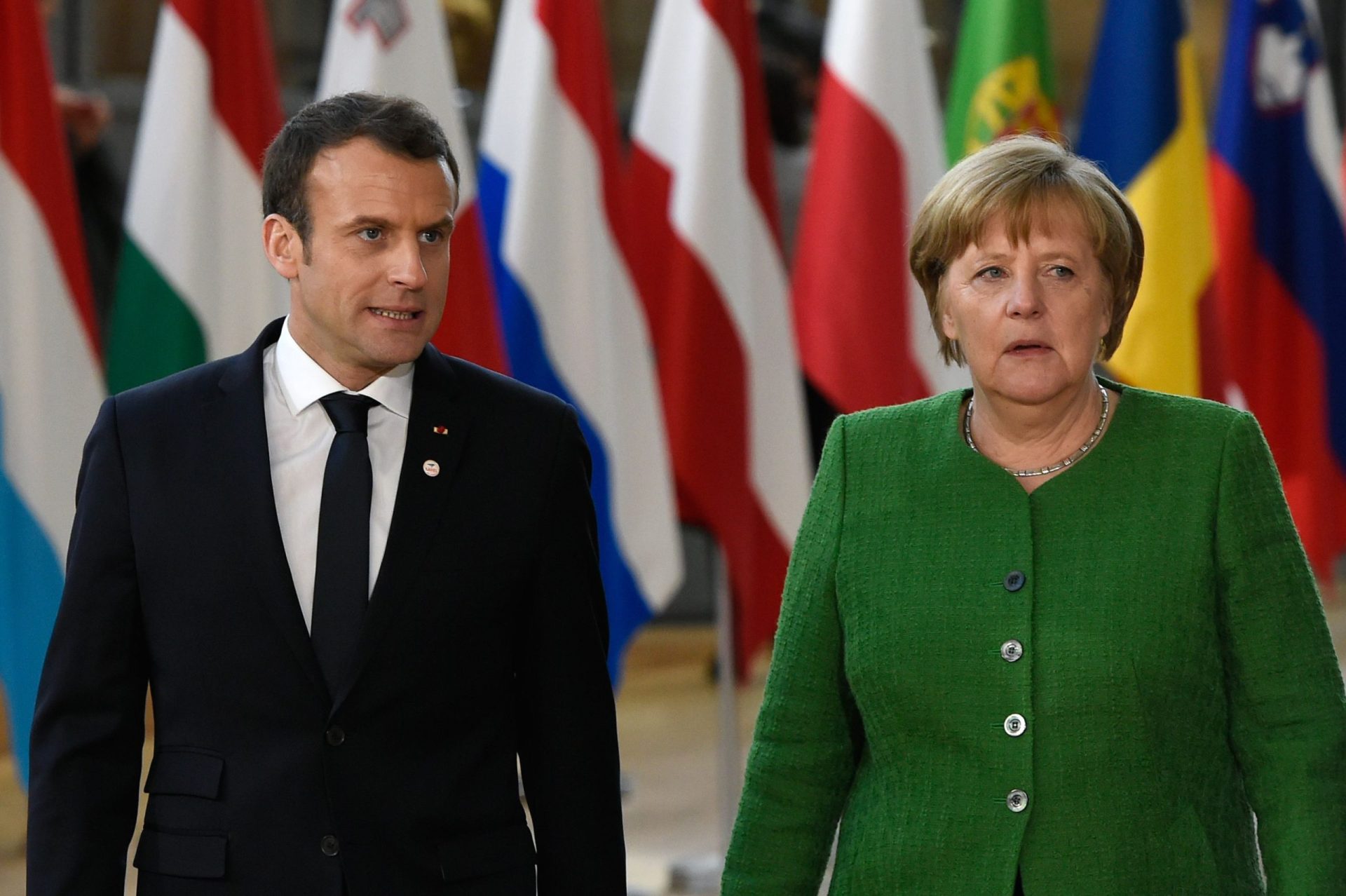 Síria. Macron e Merkel discutem este domingo com Puttin aplicação de cessar-fogo