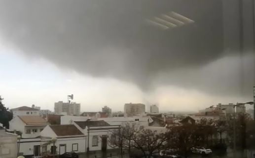 Vídeo capta momento em que tornado passa por Faro
