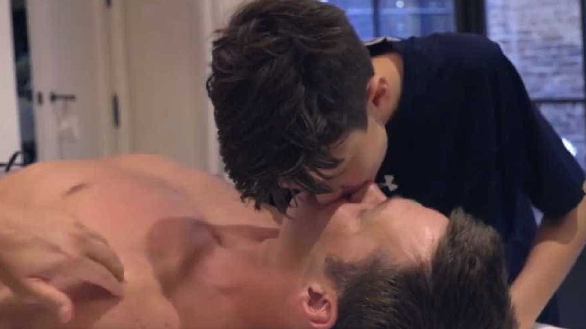Intimidade a mais? O beijo entre pai e filho que gerou uma grande discussão | VÍDEO