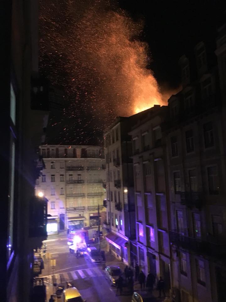 Incêndio em prédio no Intendente deixa 30 pessoas desalojadas | Vídeo