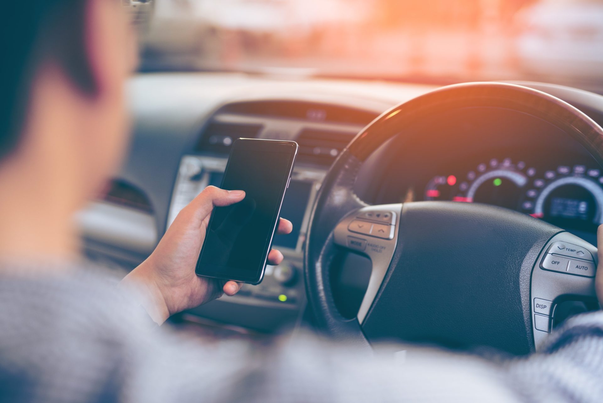 França proíbe uso de telemóvel na estrada mesmo com carro parado