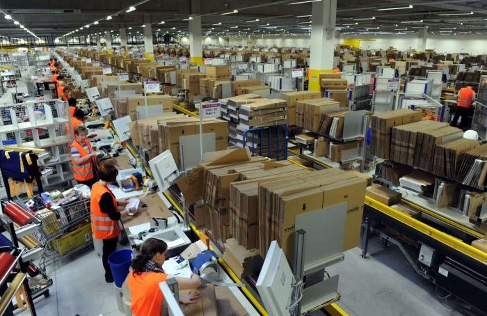 Amazon avança com pulseiras para saber a “eficácia” dos trabalhadores em tempo real