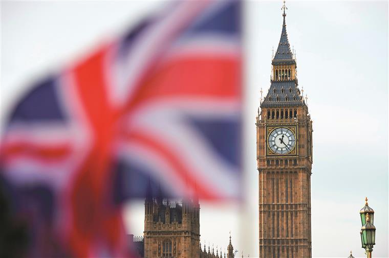Pacote suspeito encontrado no parlamento de Londres
