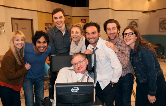 Elenco de ‘The Big Bang Theory’ presta última homenagem a Stephen Hawking