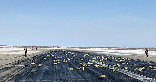 Avião deixa cair três toneladas de ouro enquanto descolava