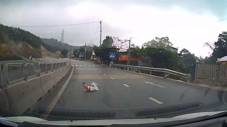 Condutores surpreendidos por bebé a gatinhar em plena autoestrada |VÍDEO