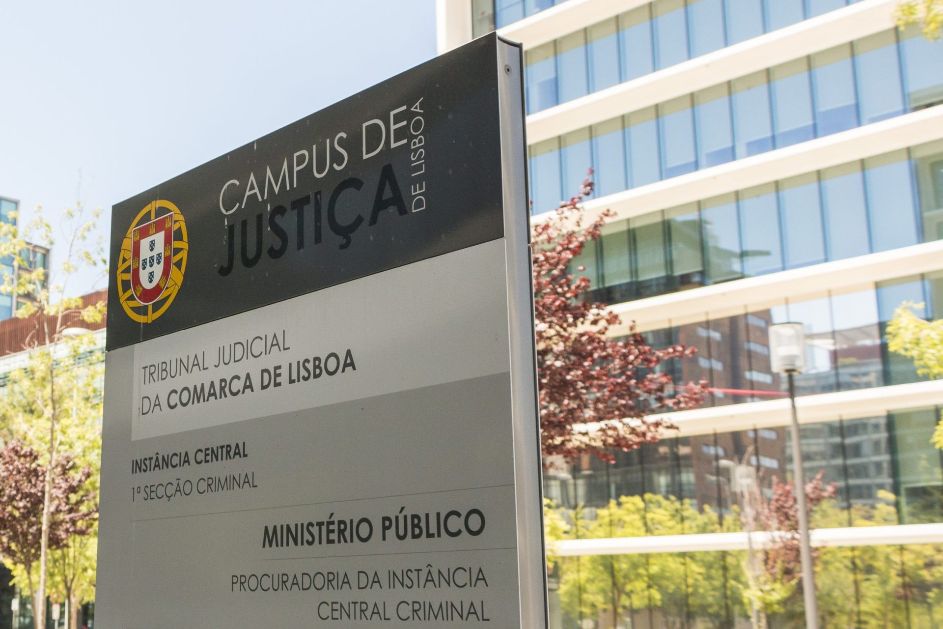 PSP intervém em confrontos entre adeptos do Benfica e do Sporting no Campus da Justiça