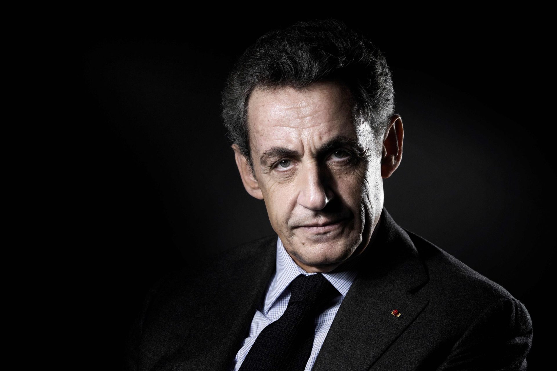 França. Sarkozy sai sob fiança e diz que a vida “está um inferno”