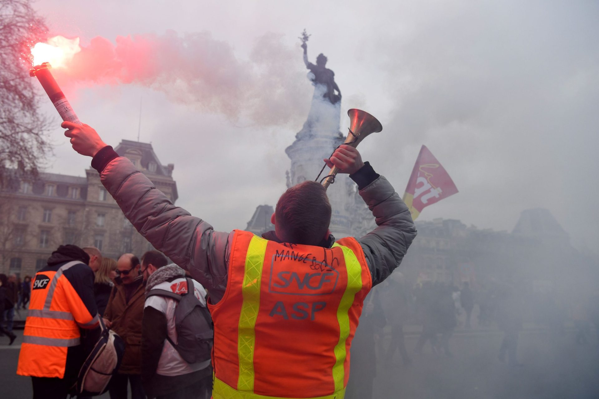 França. Protesto contra Macron acabam em confrontos | FOTOGALERIA