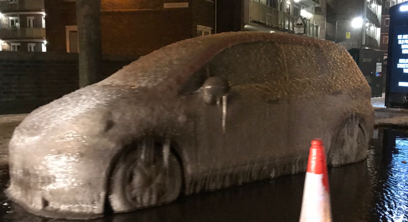 Carro fica totalmente congelado devido ao frio