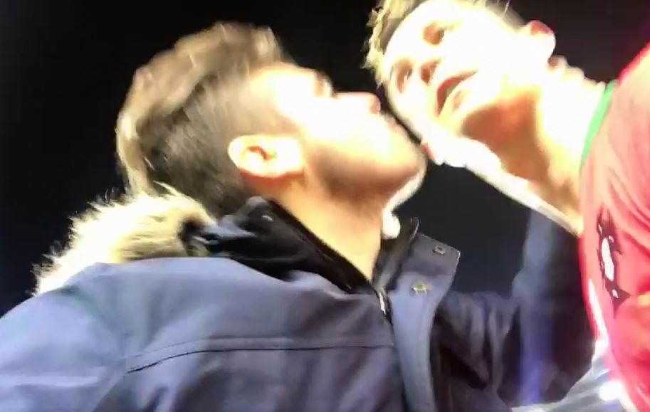 Homem que invadiu o campo para dar um beijo a Ronaldo revela vídeo do momento | VÍDEO