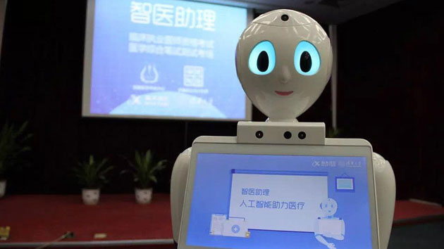 Já há um robô a atender pacientes na China&#8230;