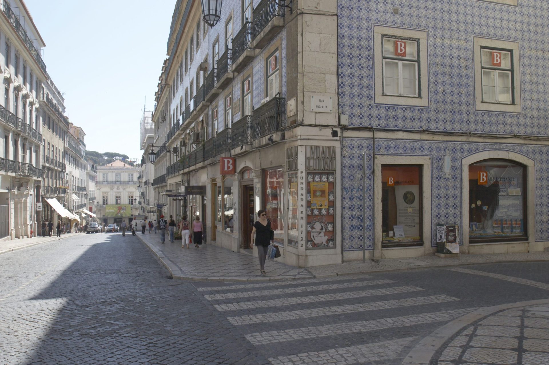 Lisboa. Rua Garrett cortada ao trânsito devido a buraco de “dimensões consideráveis”