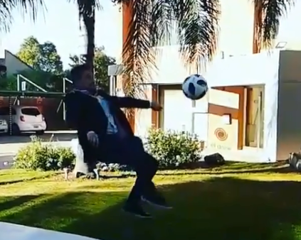 Jornalista tentou imitar Ronaldo, mas acabou por partir uma perna |VÍDEO