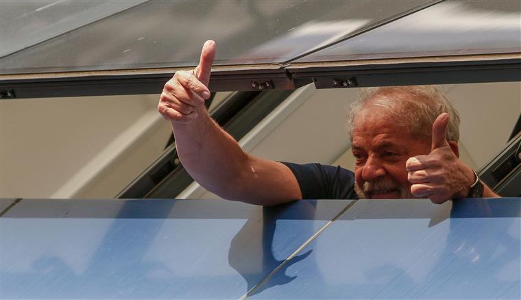 Lula da Silva continua a liderar sondagens para as presidencias mesmo estando preso