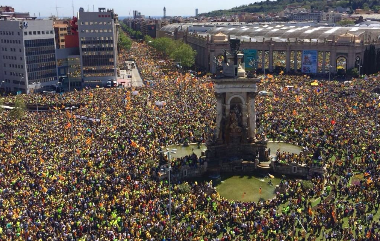 315 mil pessoas enchem ruas de Barcelona em manifestação pela libertação de presos políticos |FOTOS