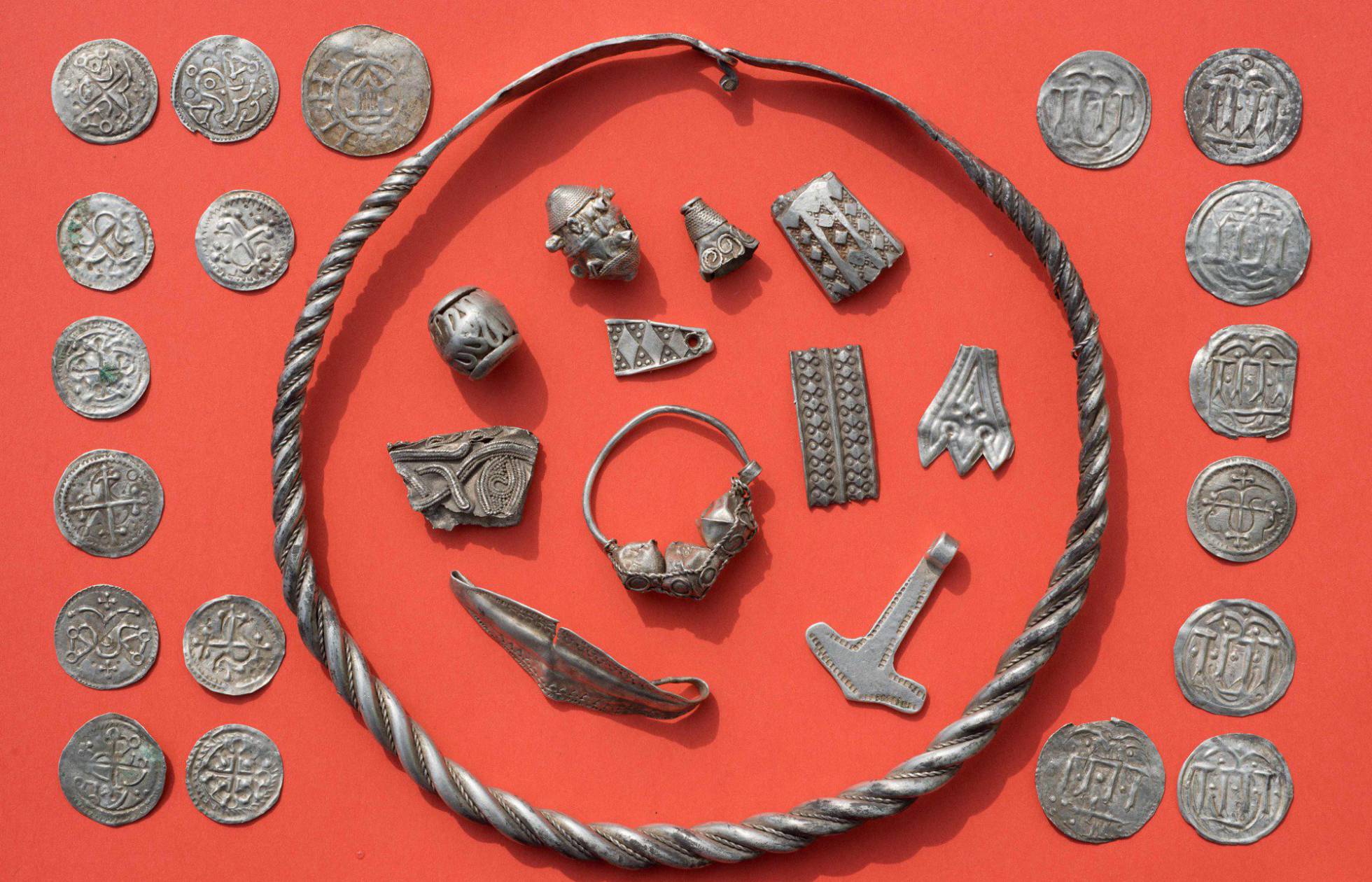 Adolescente faz um achado milionário: o tesouro de um rei viking do século X