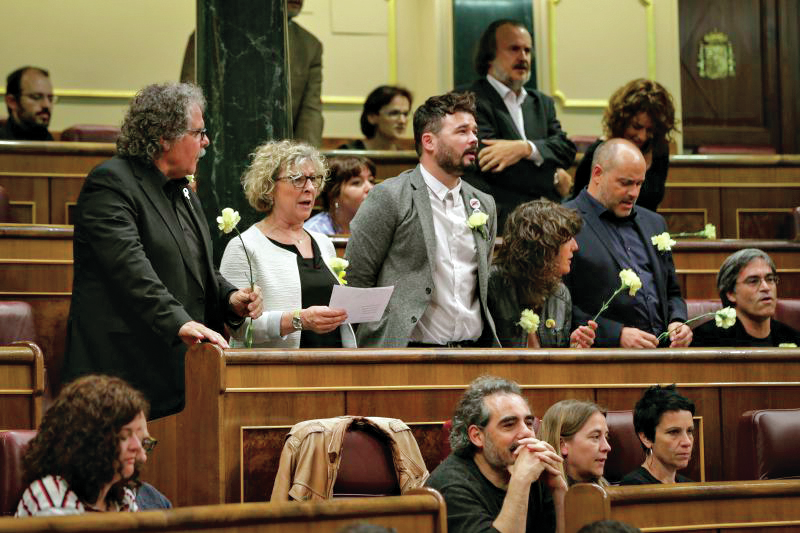 Catalães cantam a “Grândola” a Marcelo no parlamento