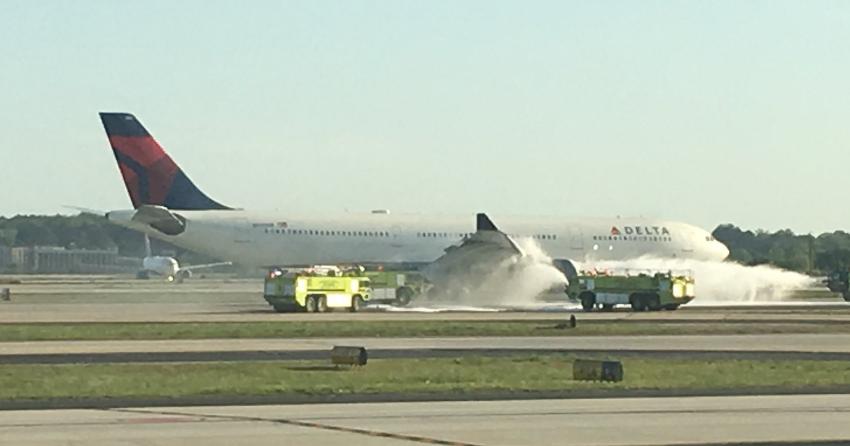 Motor de avião da Delta Airlines incendeia-se
