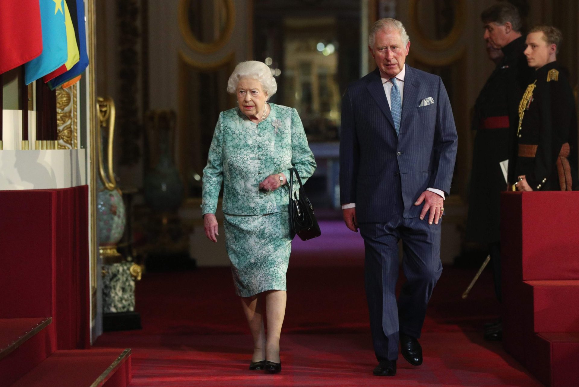 Isabel II pede para que príncipe Carlos seja eleito o seu sucessor