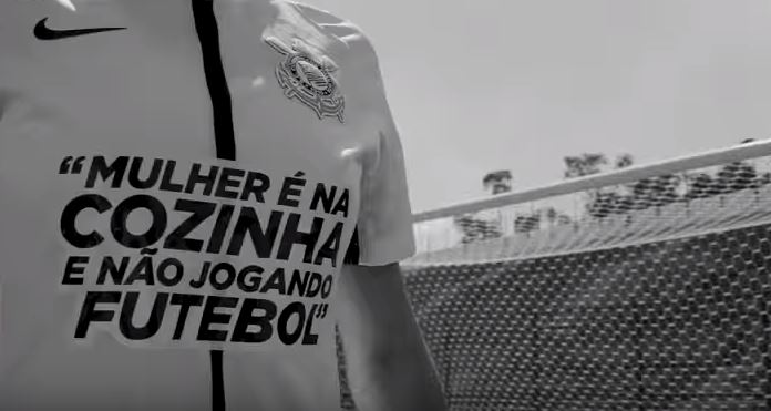 Jogadoras do Corinthians entraram em campo com frases machistas nas camisolas | VÍDEO