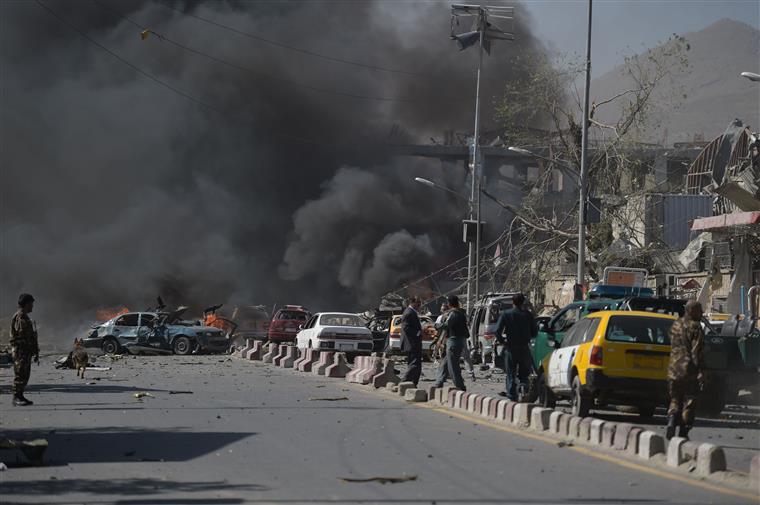 Afeganistão. Duplo atentado faz dezenas de mortos em Cabul